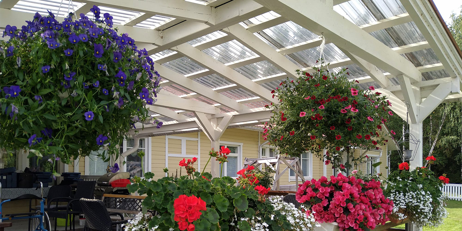 Paaskodin hoitokodissa viihtyisä katettu kesäterassi kodikasta ulkoilua varten.